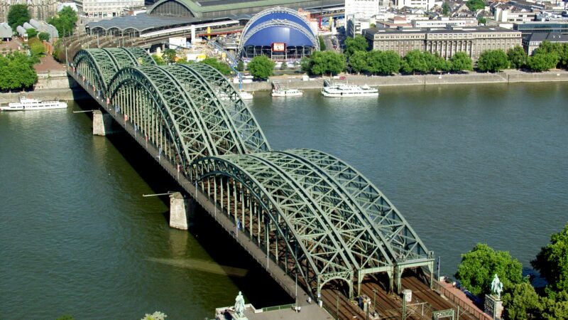 라인강 위 호엔촐레른 다리와 뒤편 쾰른 대성당이 함께 보이는 쾰른 전경