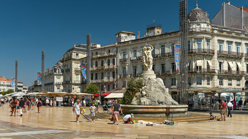 몽펠리에 플라스 드 라 코메디와 트루아 그라스 분수 전경