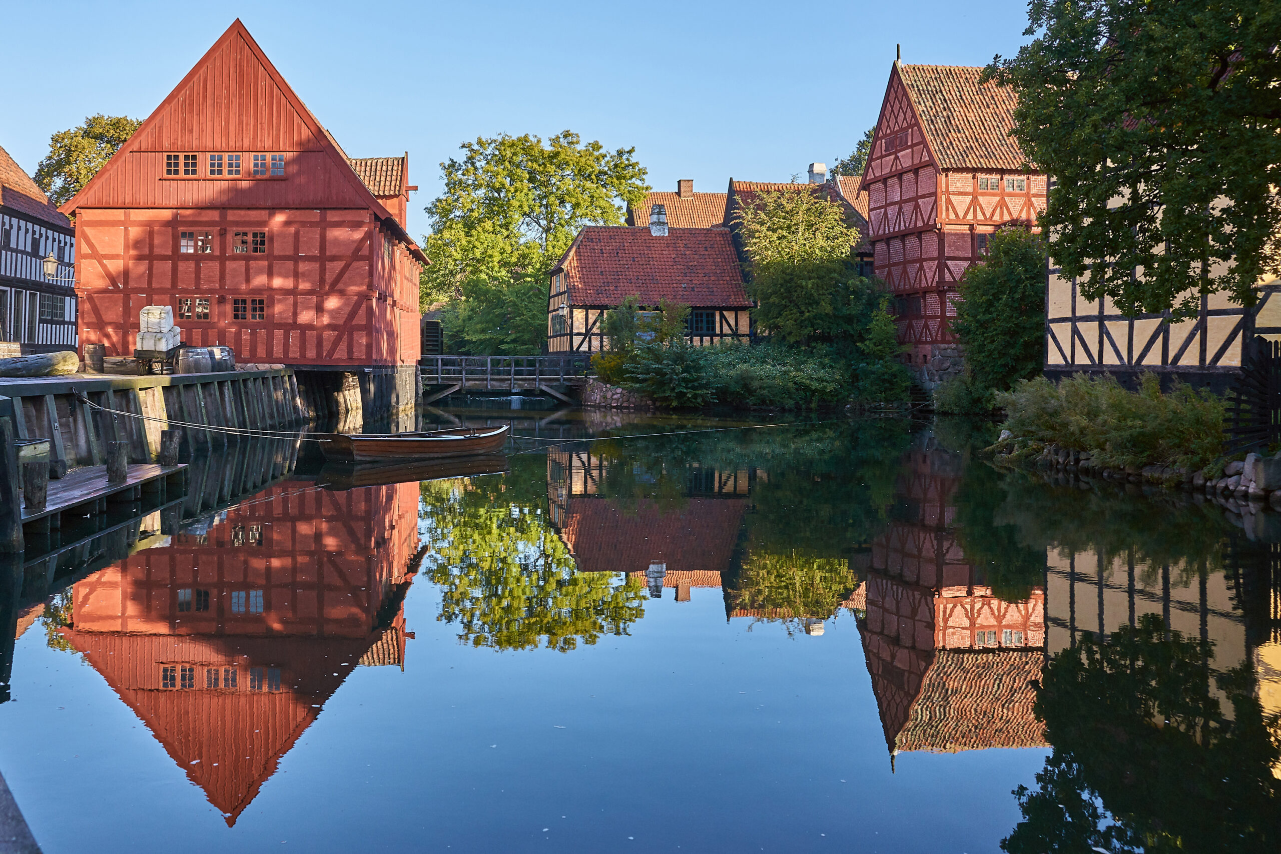 오르후스 덴 감레 비의 목조 건물과 물가 풍경