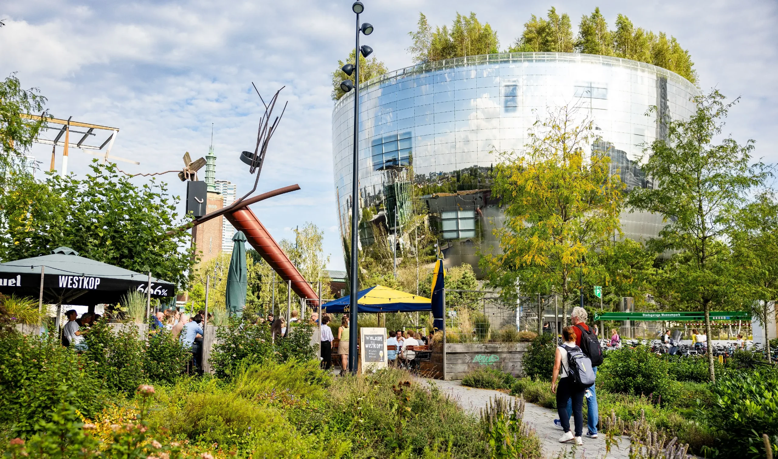 거울처럼 반사되는 둥근 외관의 디포 보이만스 판뵈닝언과 뮤지엄파크 주변 풍경