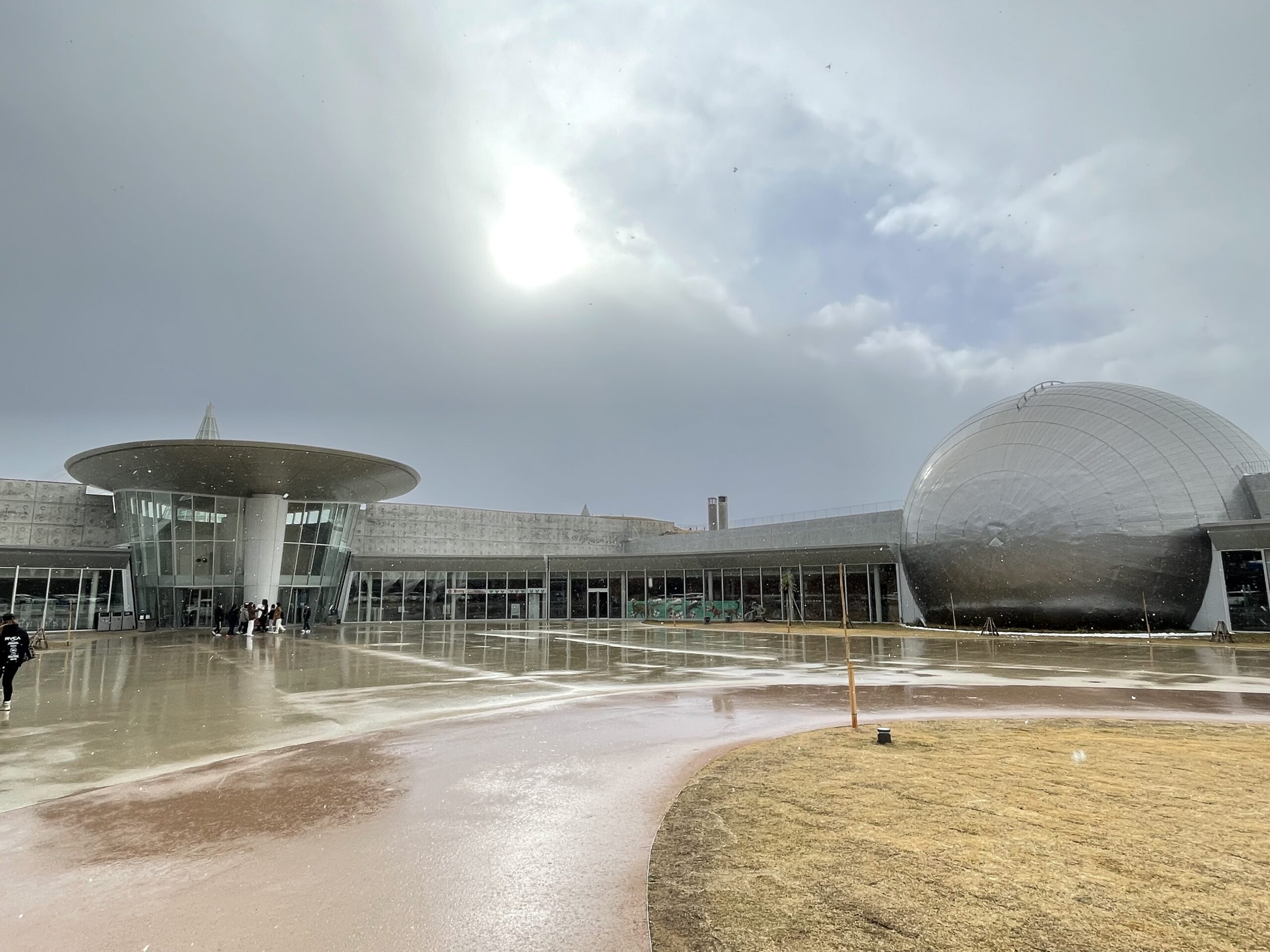 은색 돔 형태가 돋보이는 후쿠이현립 공룡박물관 외관