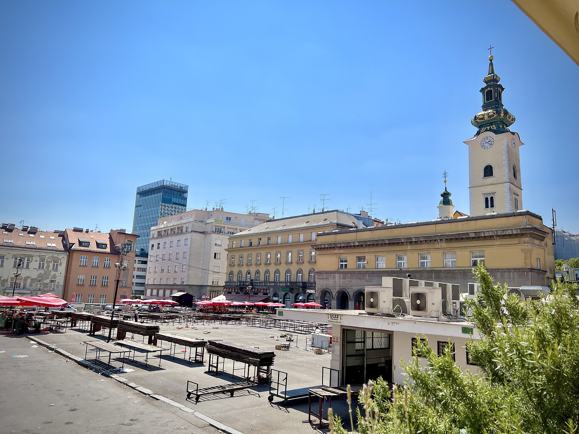 자그레브 돌라츠 시장의 붉은 차양과 도심 전경