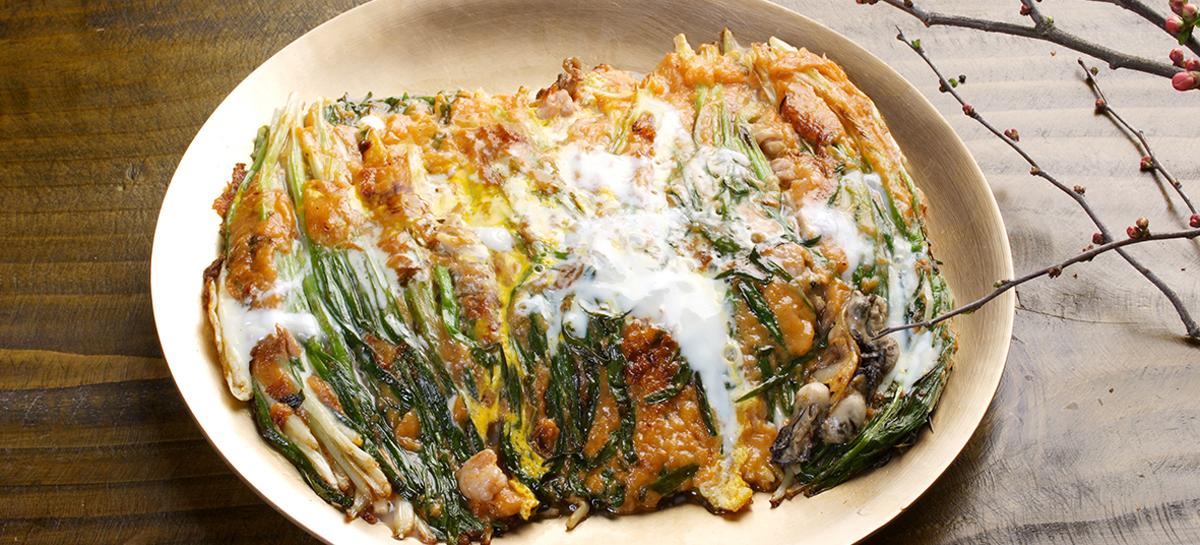 황금빛 가장자리와 쪽파, 해물이 보이는 동래할매파전 한 장