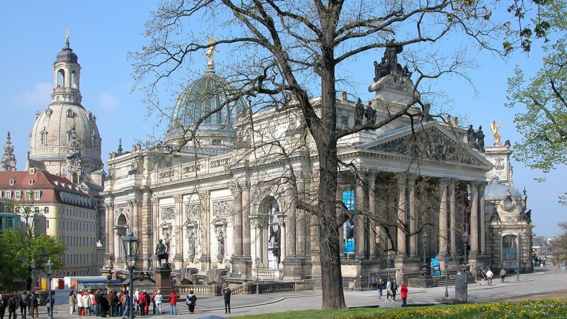 나무 너머로 드레스덴 젬퍼오퍼와 프라우엔교회 돔이 함께 보이는 구시가지 전경