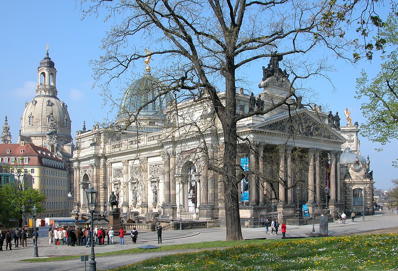 나무 너머로 드레스덴 젬퍼오퍼와 프라우엔교회 돔이 함께 보이는 구시가지 전경