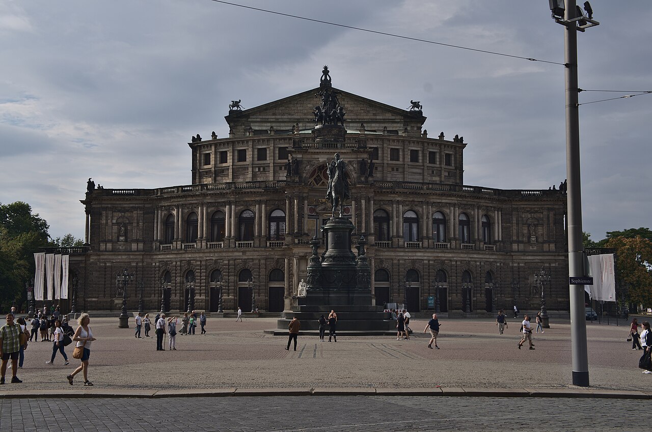 기마상 앞에 웅장한 극장 외관이 보이는 드레스덴 젬퍼오퍼와 테아터플라츠