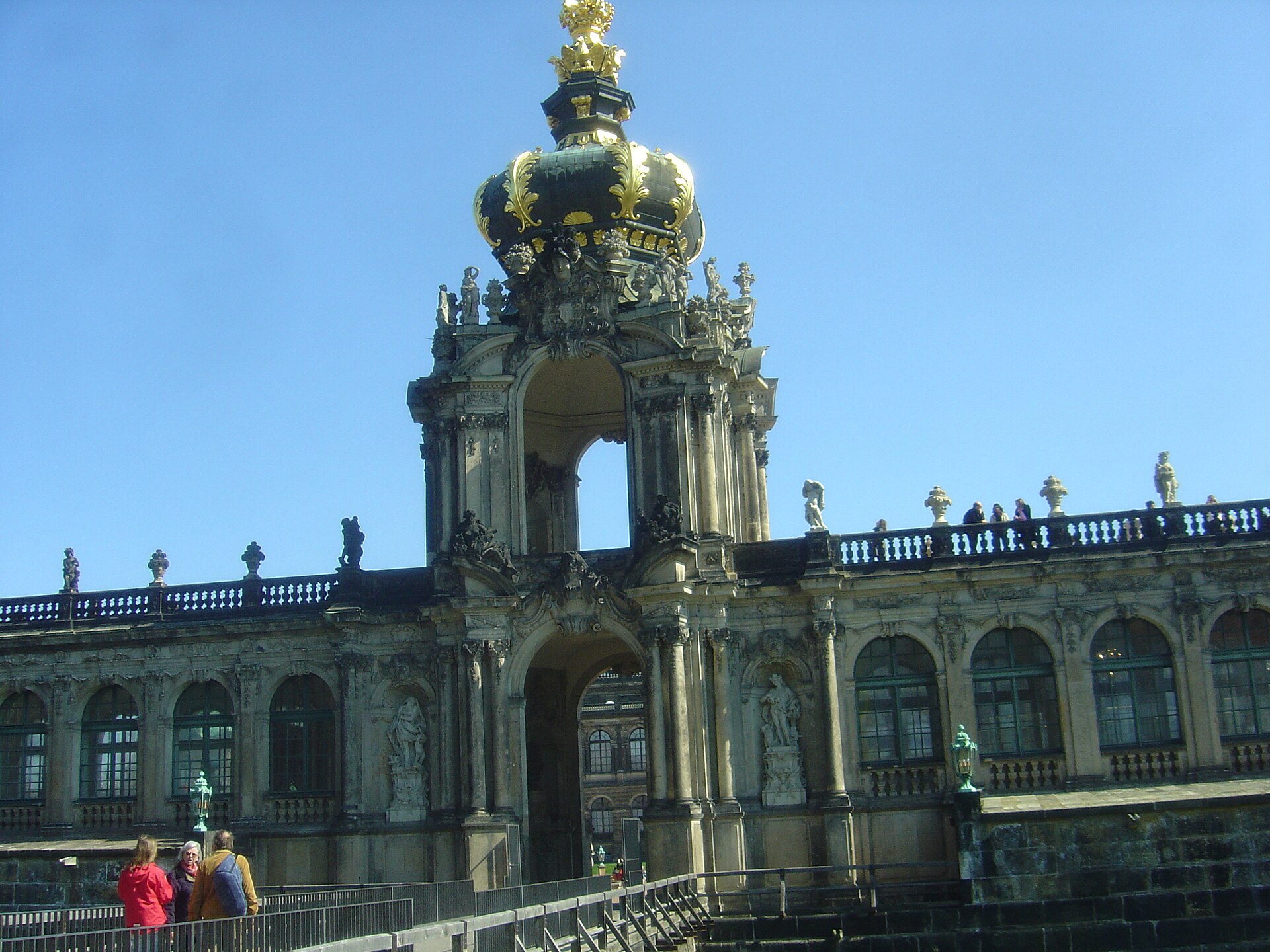 검은색과 금색 왕관 장식이 올려진 드레스덴 츠빙거 크론토어