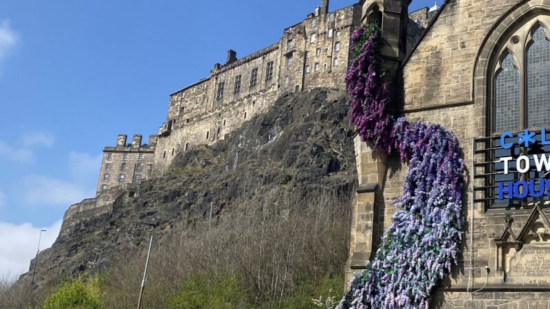 에든버러 그라스마켓 위로 보이는 에든버러 성 전경