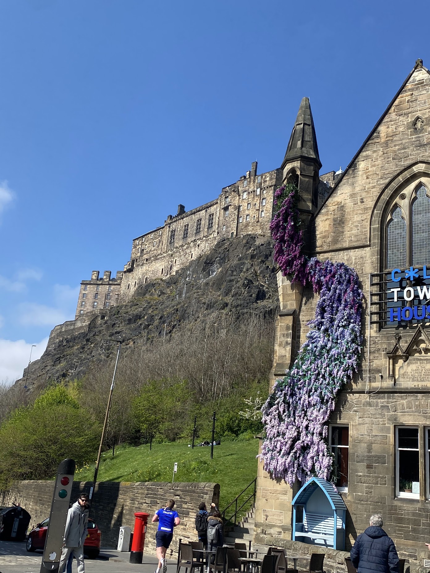 에든버러 성이 그라스마켓 위로 올라서 있는 전경