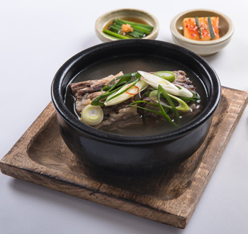 은호식당 꼬리곰탕 한 그릇이 검은 뚝배기에 담겨 나와 파가 올려진 모습