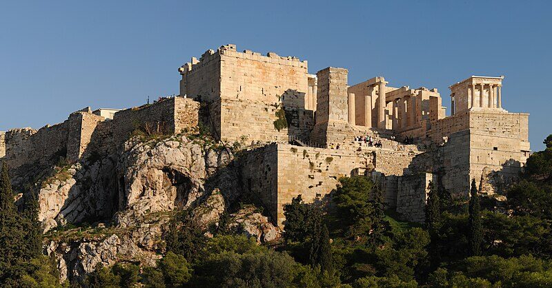 언덕 위에 자리한 아테네 아크로폴리스와 파르테논 신전 전경