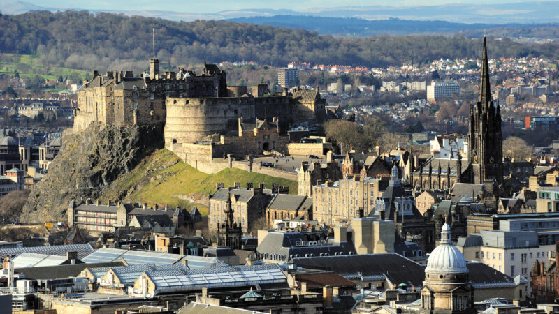 성 바위 위에 자리한 에든버러 성과 올드타운 스카이라인 전경