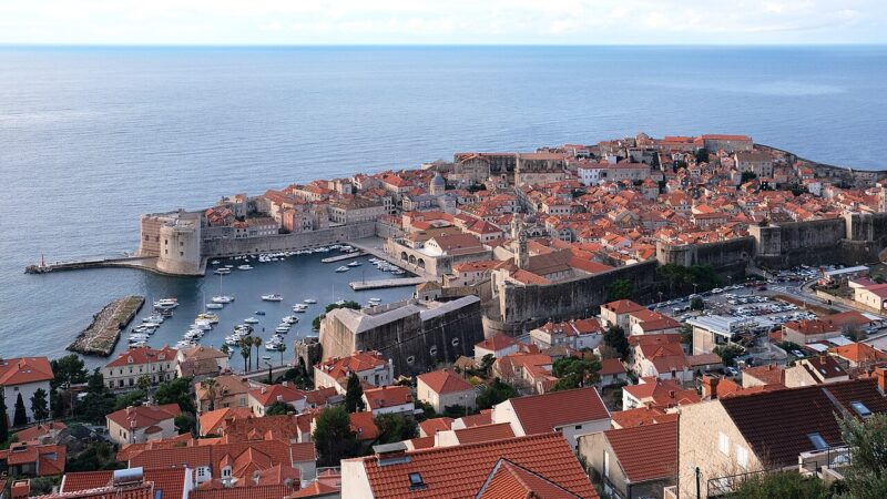 붉은 지붕과 성벽, 항구가 함께 내려다보이는 두브로브니크 올드타운 전경