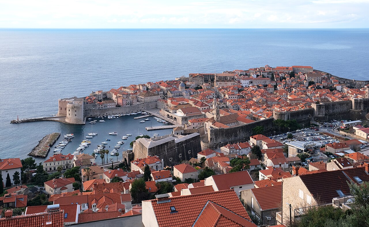 붉은 지붕과 성벽, 항구가 함께 내려다보이는 두브로브니크 올드타운 전경