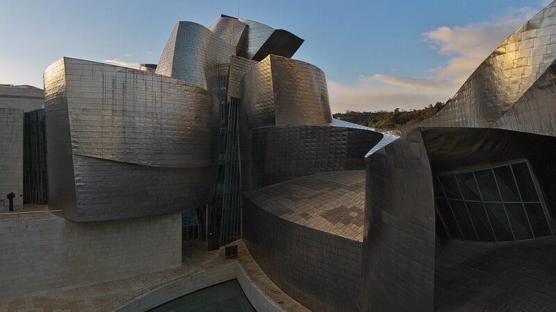 티타늄 곡면 외벽이 겹겹이 펼쳐진 빌바오 구겐하임 미술관 외관