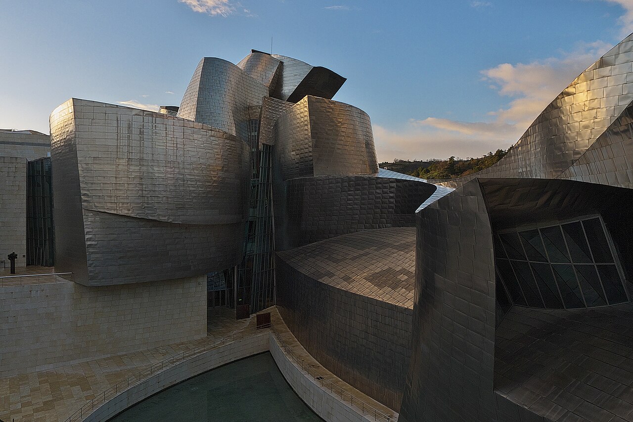 티타늄 곡면 외벽이 겹겹이 펼쳐진 빌바오 구겐하임 미술관 외관