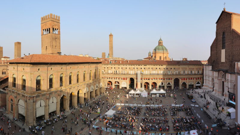 팔라초 코무날레와 산 페트로니오 성당 옆으로 넓게 펼쳐진 볼로냐 피아차 마조레 전경