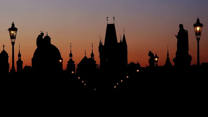 해질녘 프라하 카를교의 탑과 조각상 실루엣