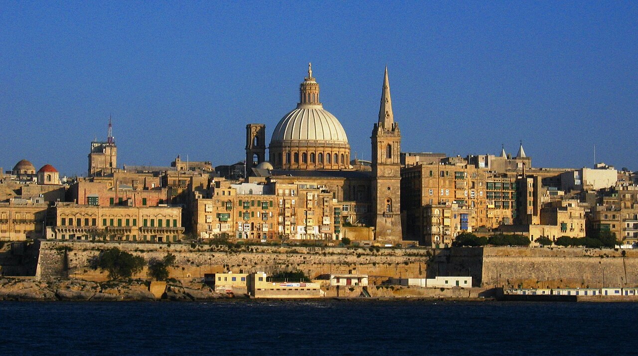 바다 너머로 보이는 발레타 성벽 도시 스카이라인과 중앙의 카르멜산 성모 대성당 돔