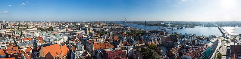 붉은 지붕의 리가 올드타운과 다우가바 강이 한눈에 보이는 파노라마 전경