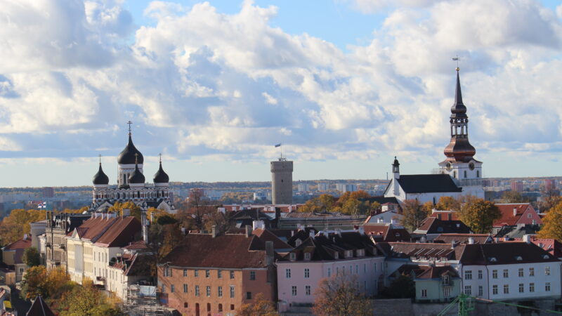 양파 돔의 알렉산드르 네브스키 대성당과 성 올라프 교회 첨탑이 함께 보이는 탈린 올드타운 스카이라인