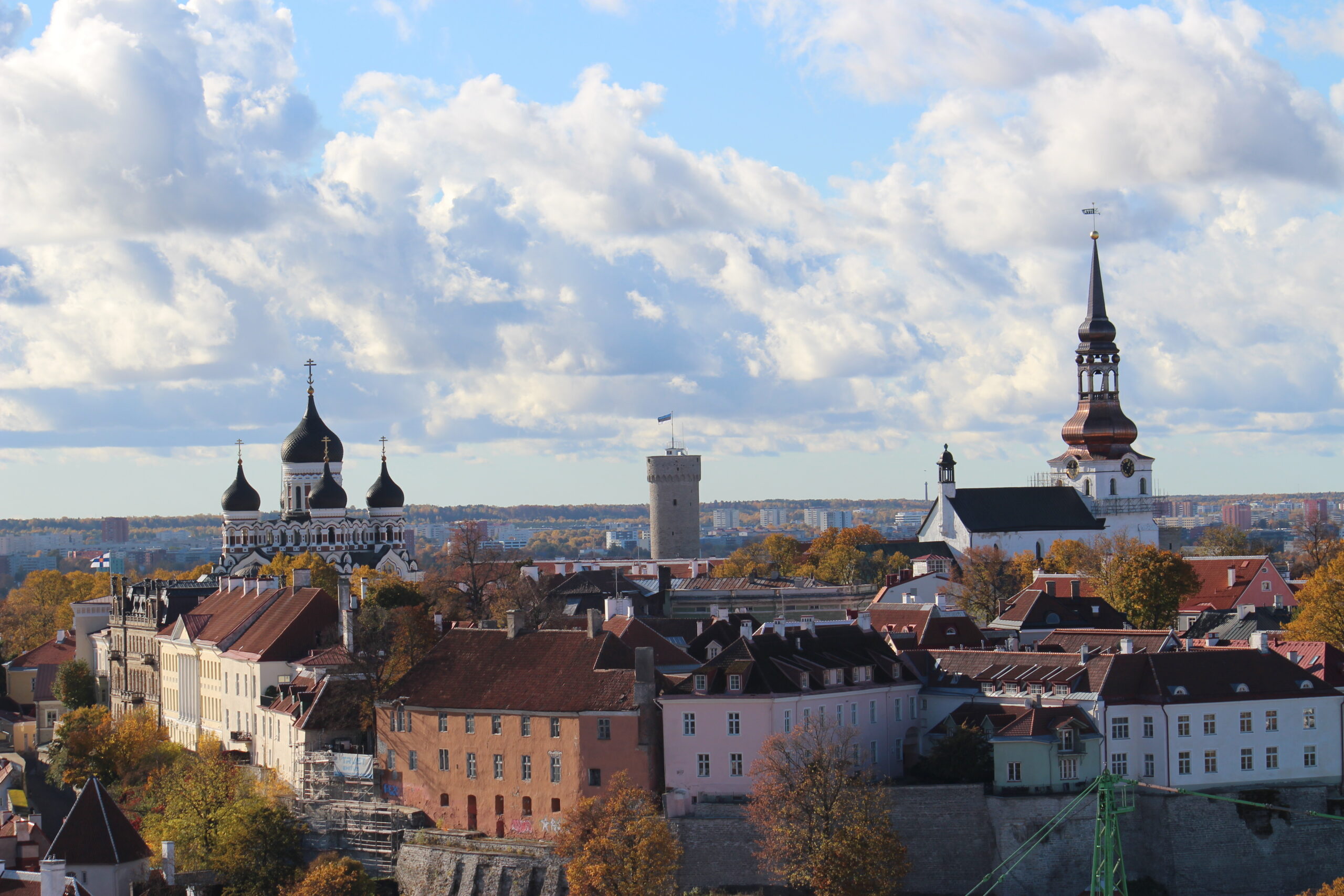양파 돔의 알렉산드르 네브스키 대성당과 성 올라프 교회 첨탑이 함께 보이는 탈린 올드타운 스카이라인