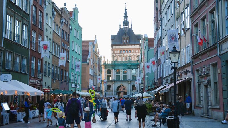 양옆의 좁은 파사드 건물 사이로 메인타운 시청사 게이트가 보이는 그단스크 롱마켓 거리