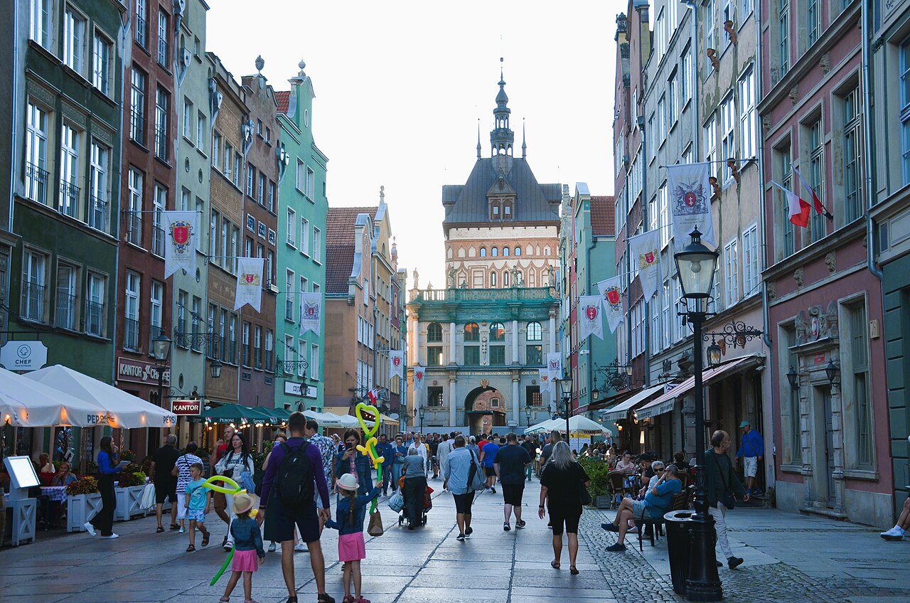 양옆의 좁은 파사드 건물 사이로 메인타운 시청사 게이트가 보이는 그단스크 롱마켓 거리