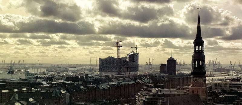 성 카타리넨 교회 첨탑 너머로 엘프필하모니와 함부르크 항만 크레인이 보이는 스카이라인