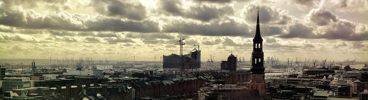 성 카타리넨 교회 첨탑 너머로 엘프필하모니와 함부르크 항만 크레인이 보이는 스카이라인