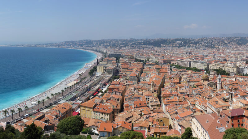 성 언덕 전망대에서 내려다본 니스 올드타운과 프롬나드 데 장글레, 바이에 데 장주 해안선