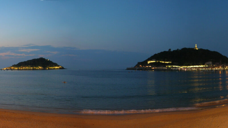 라 콘차 해변과 산타 클라라 섬, 몬테 우르굴과 이겔도가 함께 보이는 산세바스티안 라 콘차 베이 전경