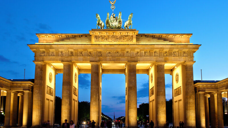 해 질 무렵 조명이 켜진 베를린 브란덴부르크 문 정면