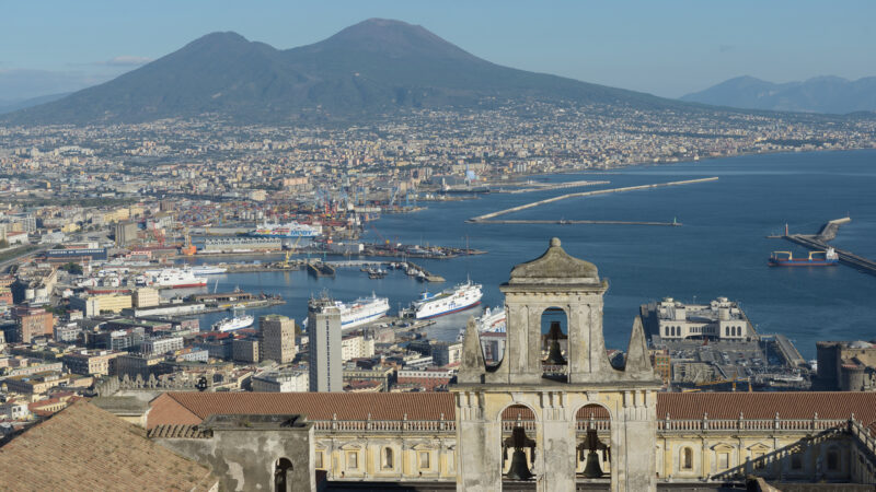 언덕 위 전망대에서 내려다본 나폴리 항구와 베수비오 전경