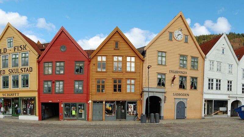 바다와 함께 보이는 베르겐 브뤼겐의 알록달록한 목조 건물 전경