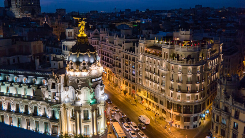 마드리드 그란비아와 칼레 데 알칼라 교차로의 메트로폴리스 빌딩 야경