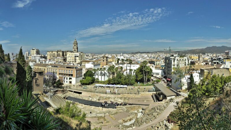 말라가 알카사바 전망대에서 내려다본 로마 극장, 도심 지붕과 말라가 대성당 라 만키타