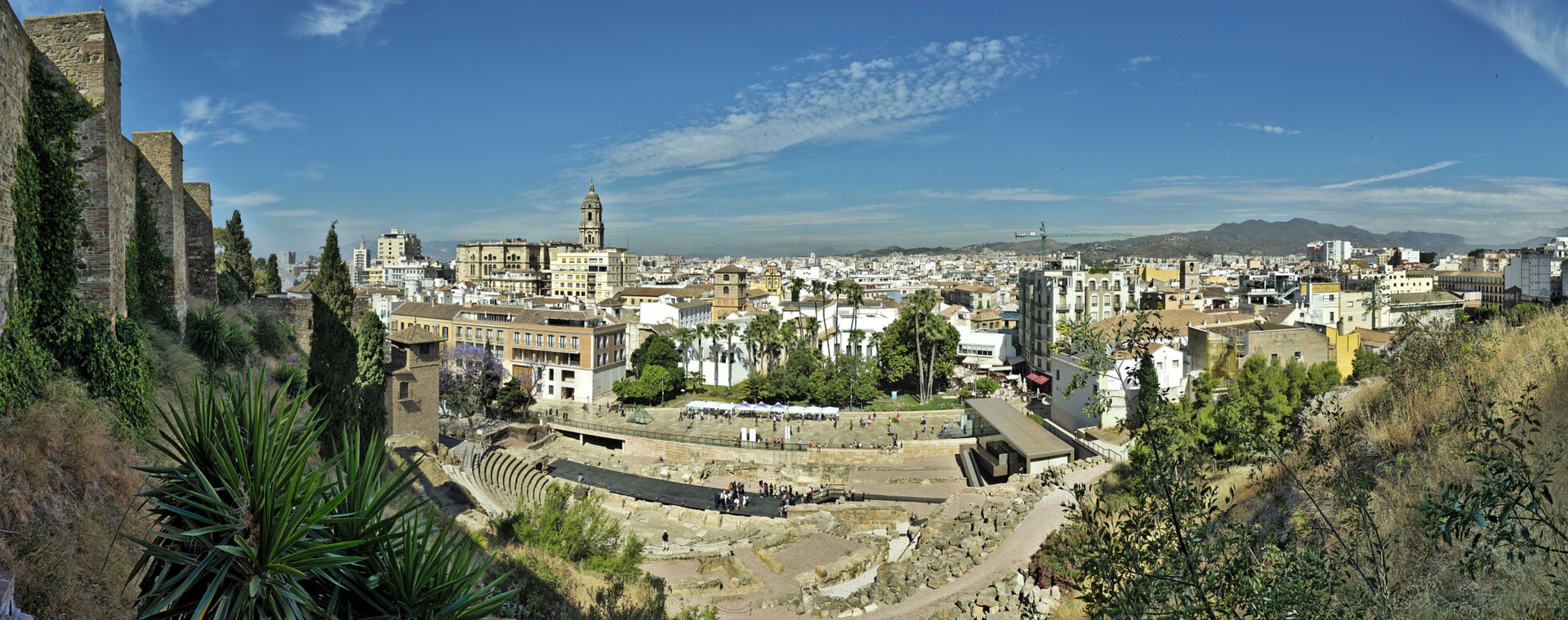 말라가 알카사바 전망대에서 내려다본 로마 극장, 도심 지붕과 말라가 대성당 라 만키타