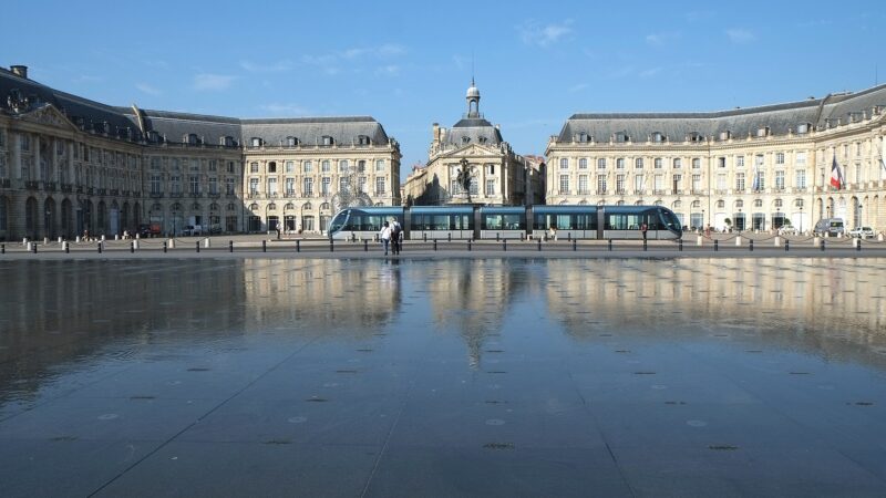 보르도 플라스 드 라 부르스와 미루아르 도 반사 수면 전경