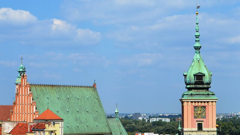 바르샤바 올드타운과 성요한 대성당, 왕궁 시계탑이 보이는 스카이라인
