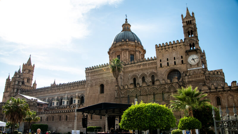 팔레르모 대성당의 성벽형 외관과 돔, 시계탑이 함께 보이는 전경