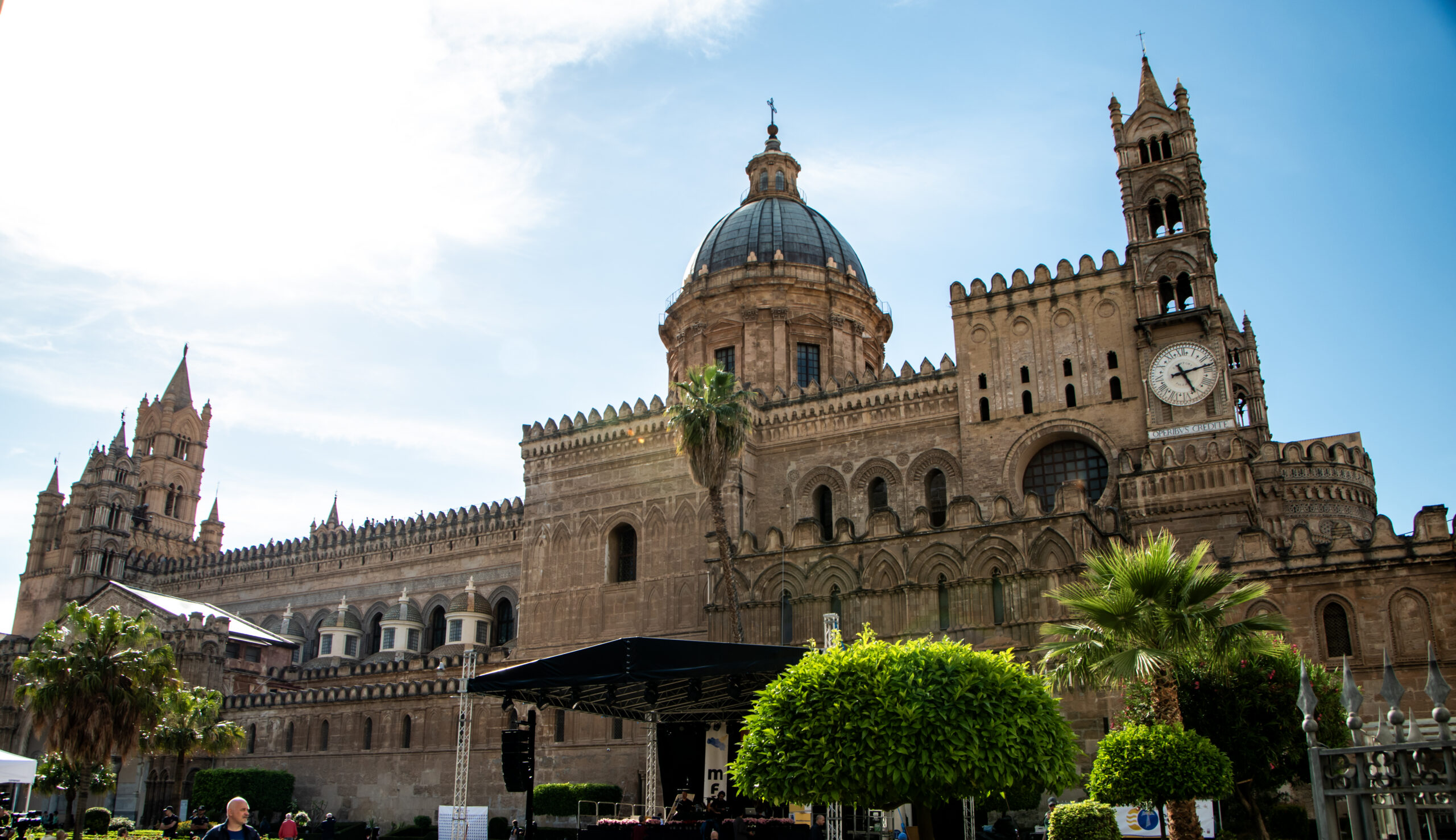 팔레르모 대성당의 성벽형 외관과 돔, 시계탑이 함께 보이는 전경