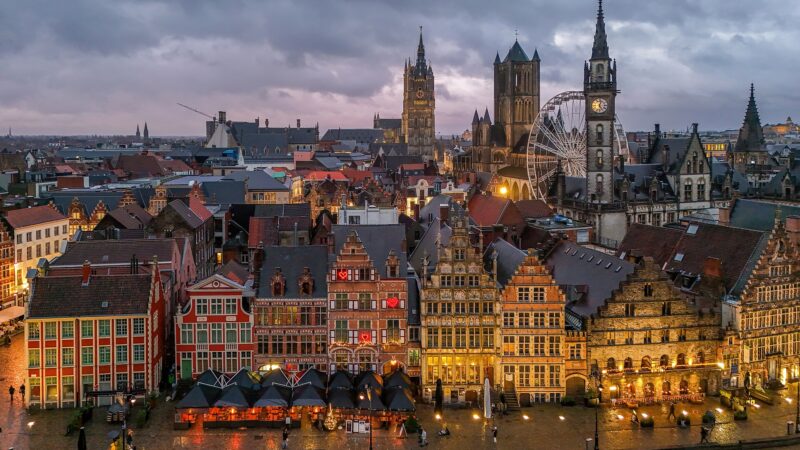 운하 옆 길드하우스와 벨프리, 성 니콜라스 교회가 보이는 겐트 중심부 풍경