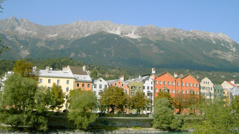 인스브루크 인 강변 파스텔 하우스와 노르트케테 산맥 전경