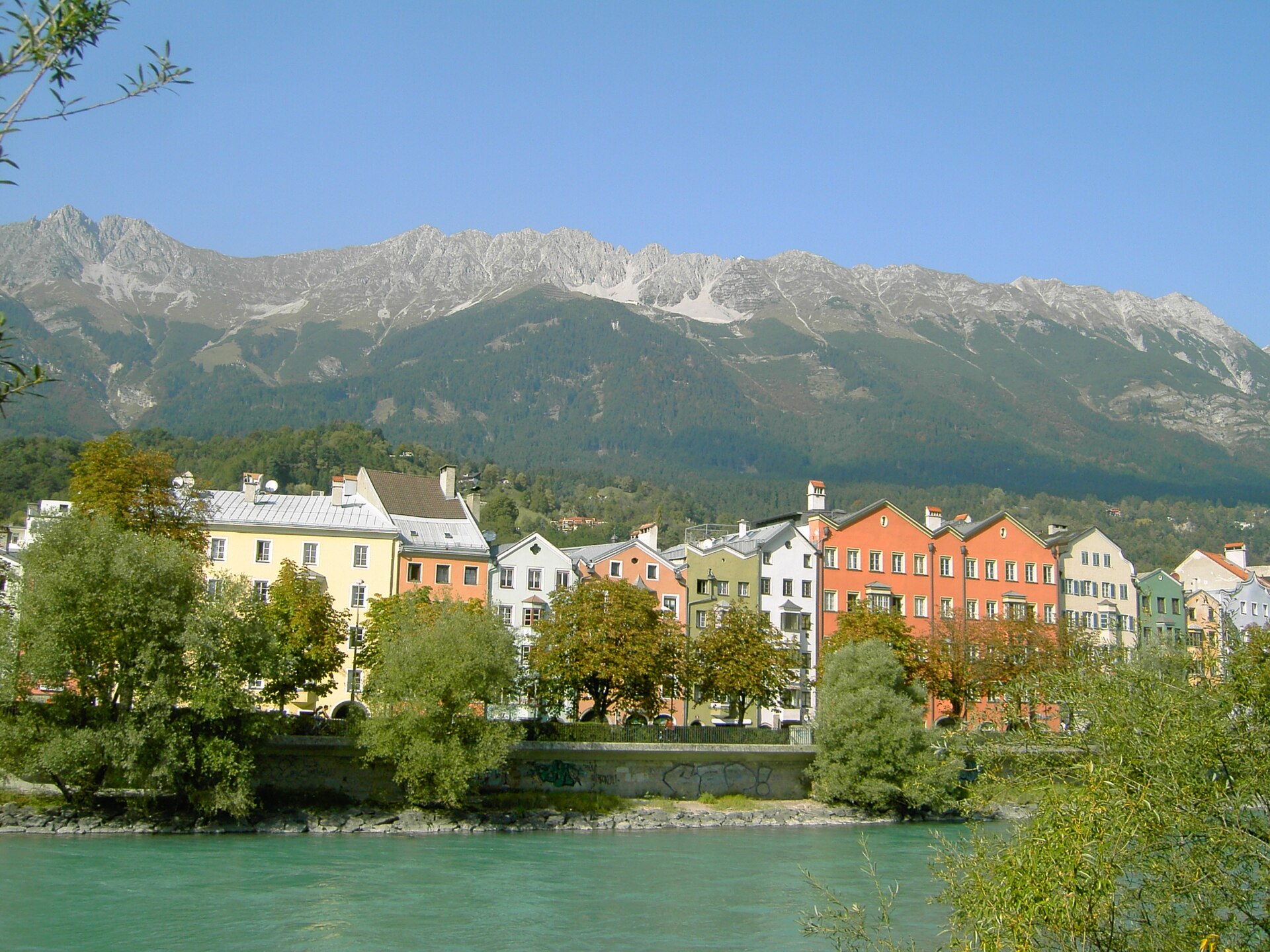 인스브루크 인 강변 파스텔 하우스와 노르트케테 산맥 전경