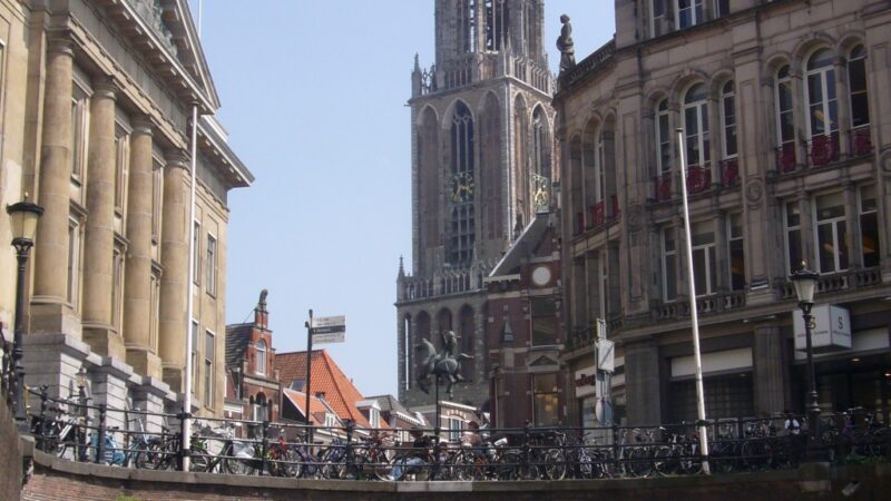 운하와 다리 뒤로 돔 타워가 보이는 네덜란드 위트레흐트 아우데흐라흐트 풍경