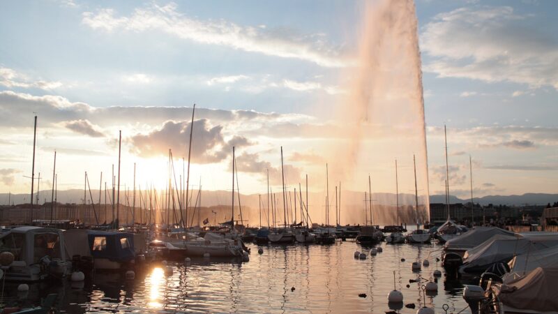 레만호 호숫가 너머로 높이 솟는 제네바 제트도 분수 전경