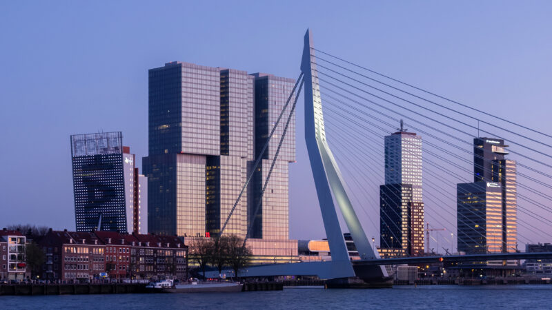 마스강 위 에라스무스 브리지와 코프 판 자위트 고층 스카이라인이 보이는 로테르담 전경