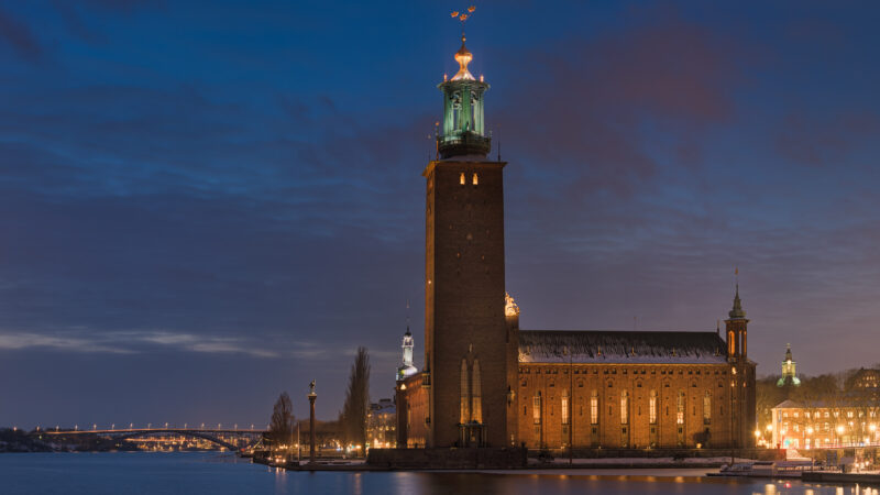 스톡홀름 시청사와 수변 야경