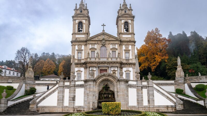 브라가 봉제주스 두 몬트 성역의 바로크 계단과 성당 정면